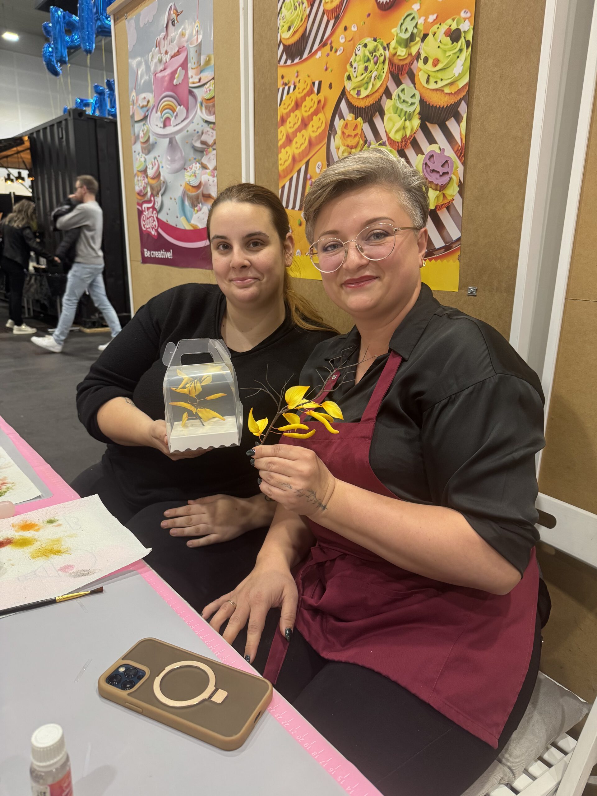 Tetyana leitet einen Backzauber Workshop